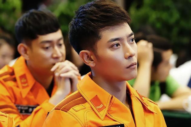 张丹峰“制服诱惑”现身发布会 暴瘦20斤|张丹峰|《特勤精英》|电视剧_新浪娱乐_新浪网