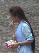 赵丽颖片场不顾形象边走边吃