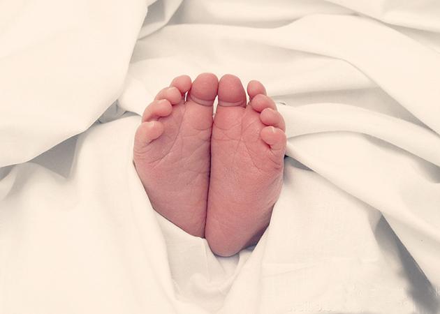 李小鹏晒儿子脚丫