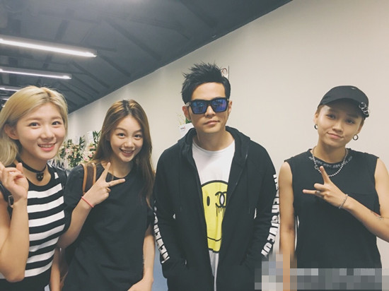 蜜蜂少女队成员现身周杰伦演唱会变迷妹|蜜蜂