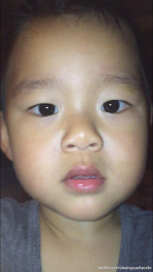 王学兵晒儿子近照 眼睛大而有神可爱呆萌