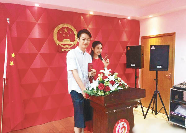 陈晓、陈妍希领证结婚。