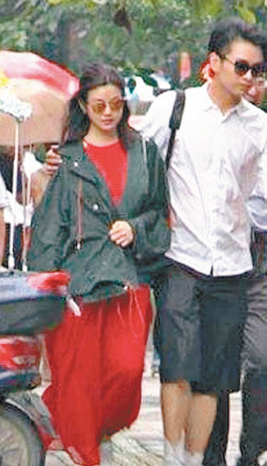 陈妍希办完领证手续后,离开时刻意拉衣服遮肚。