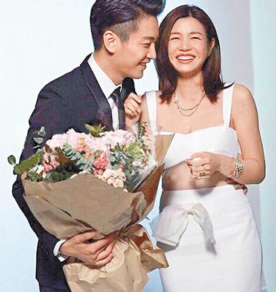 陈妍希早前拍婚纱照时,已腰肢圆润,孕味十足。