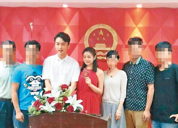 亲友见证一对新人正式结婚。