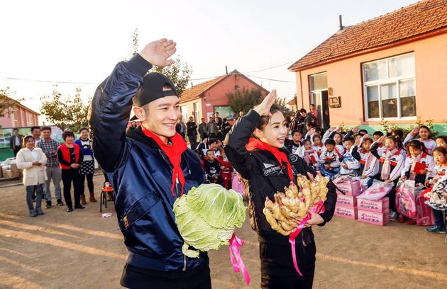 黄晓明夫妇参与公益活动