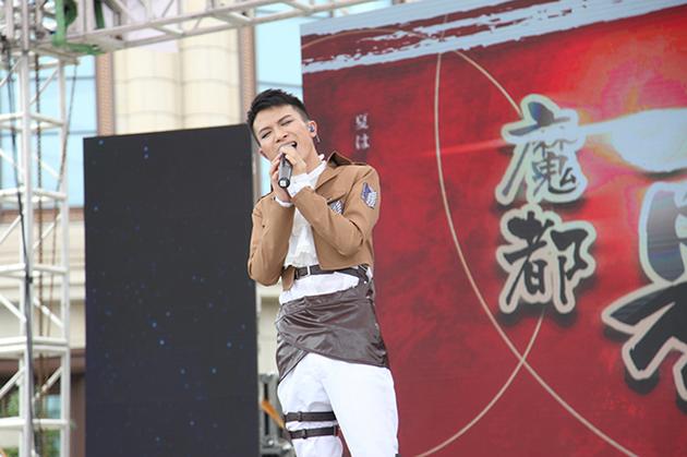 周深COS装扮亮相