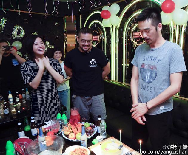 杨子姗甜蜜望向老公吴中天