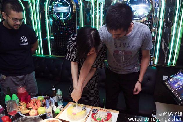 杨子姗吴中天一起切蛋糕