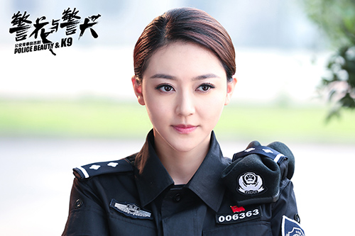 黄梦莹饰演警花倪娜