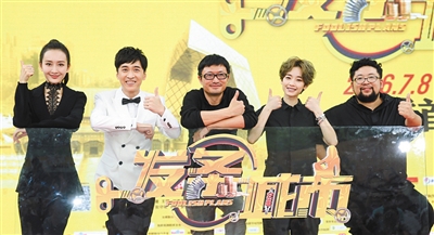 导演江涛（左三）在影片的叙事上磨合了很久