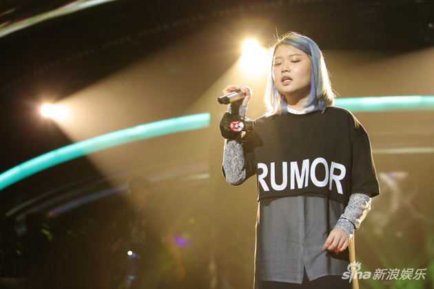 《新歌声》:哈林遭女学员调戏上台踩背