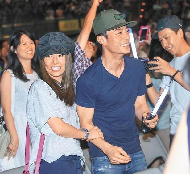 林心如回台合体霍建华 与霍家人吃家宴|霍建华