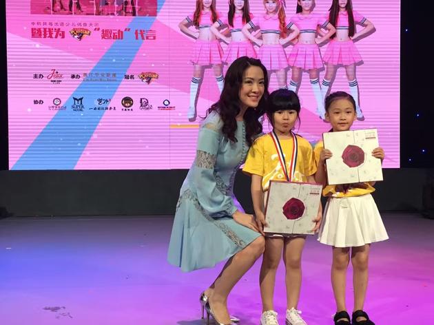 向海岚任导师点评动容 小小“明星范儿” |向海岚_新浪娱乐_新浪网