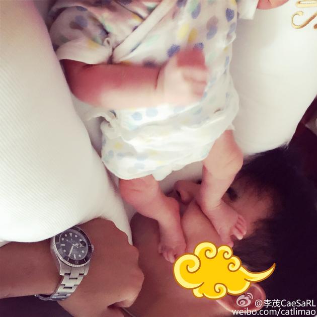 新手爸妈!弦子亲吻儿子额头 李茂惨被踩脸|李茂|弦子|儿子_新浪娱乐_新浪网