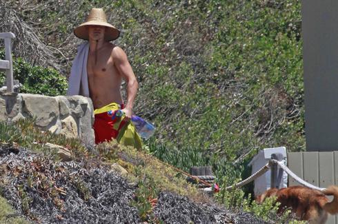 奥兰多红裤衩外出遛狗