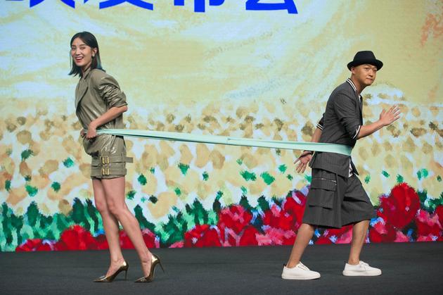 宋佳与包贝尔现场嗨玩