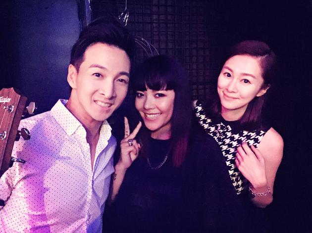 张惠春后台与祝锵博和张棋惠合影