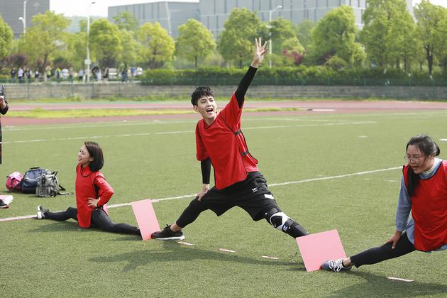 感动!《非凡》总决赛唐晓天拄拐冲终点|陈楚河