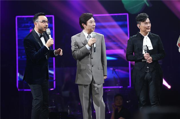 好鬼畜!《和你唱》张信哲费玉清跳广场舞|我想