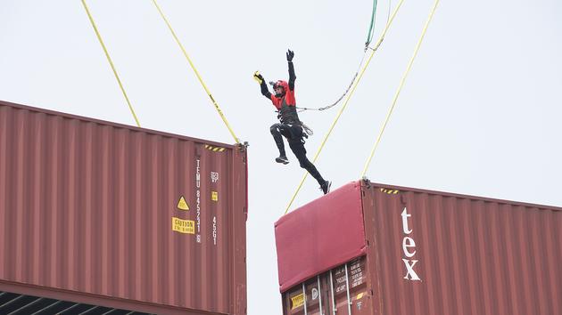 感动!《非凡》总决赛唐晓天拄拐冲终点|陈楚河