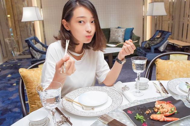 王艺诺化身美食家 拍戏之余尝遍澳门美食