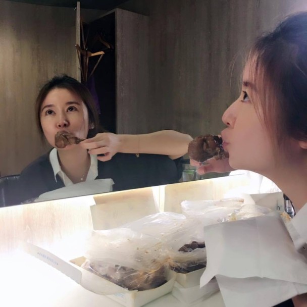 林心如素颜吃鸡腿