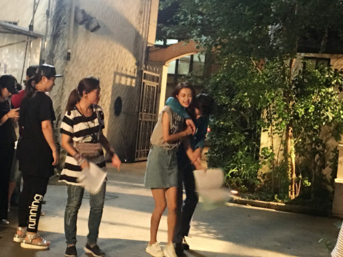 孙怡夜戏肩扛邓伦 脸露倦容依旧女友力Max|孙怡|邓伦|Max_新浪娱乐_新浪网