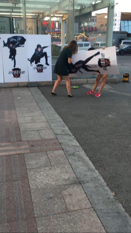 两位女粉丝争夺杨烁人形立牌