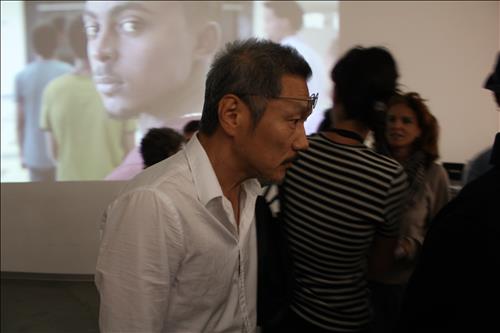 韩导洪尚秀亮相被问婚外情 微笑不作答|洪尚秀