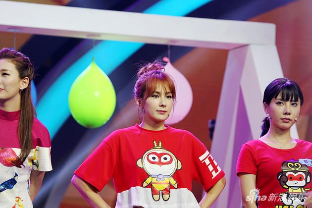 蔡妍叉腰单人照