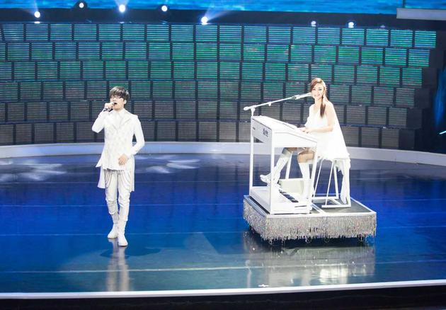 玖月奇迹均着白衣亮相