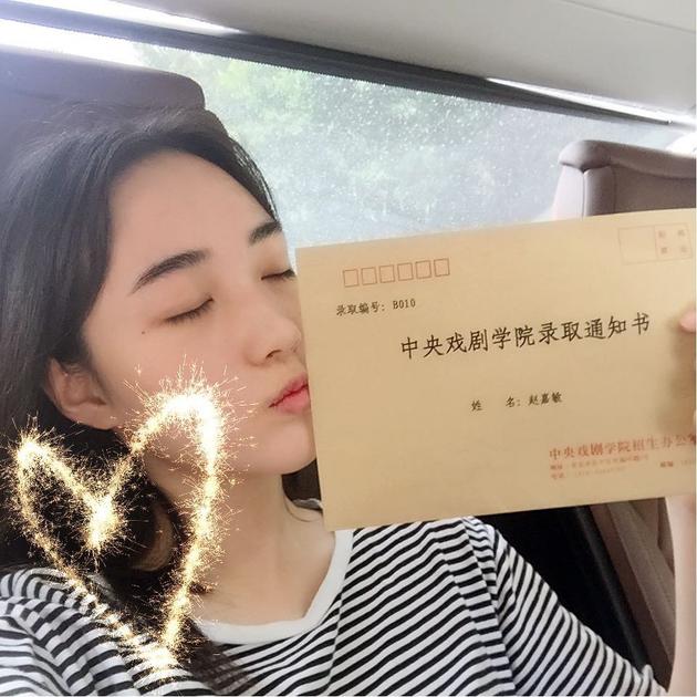 赵嘉敏素颜清纯