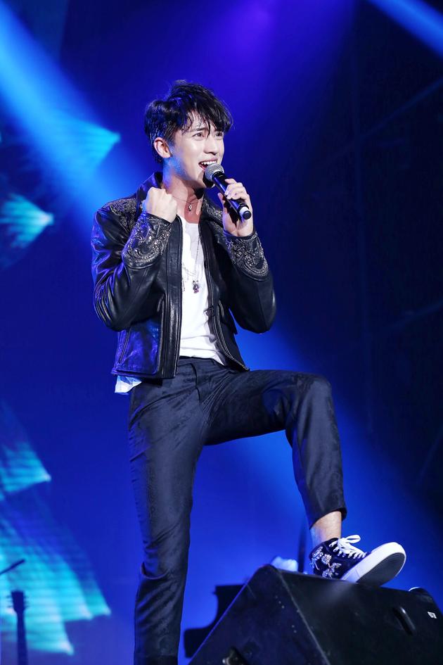 许魏洲演唱会舞蹈钢琴吉他随意转换 不忘呼吁公益 许魏洲演唱会舞蹈钢琴吉他随意转换 不忘呼吁公益