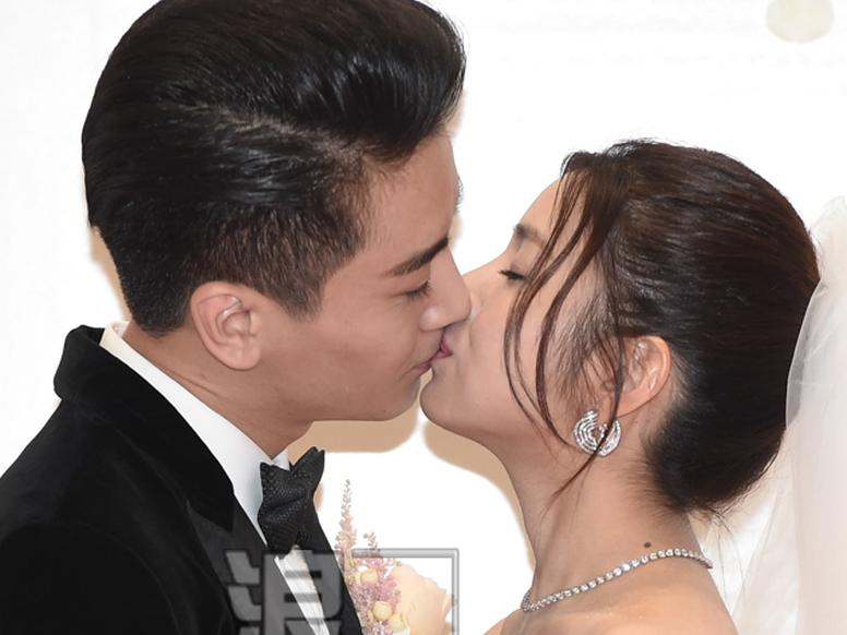 陈晓陈妍希台上甜蜜拥吻