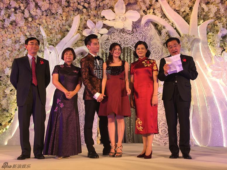 双陈着红装携父母登场
