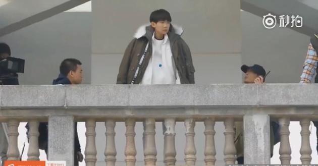 王源的“栏杆腿”