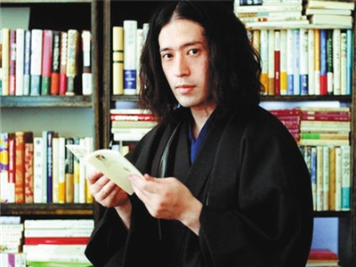 与搞笑艺人的标签不同,又吉直树私下是一个爱好读书的文学青年