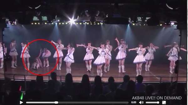 AKB48女偶像舞台惨摔 膝盖脱臼被抬出场