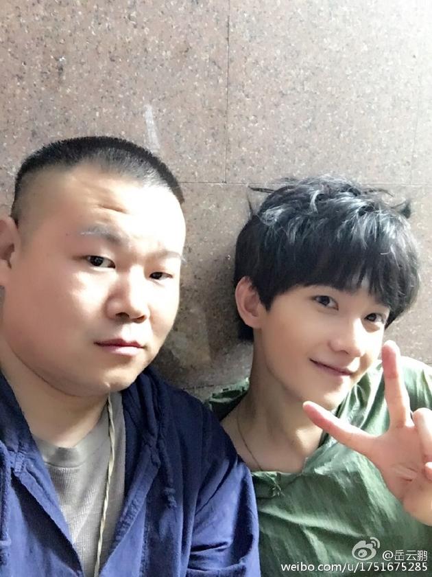 岳云鹏与杨洋合影PK颜值