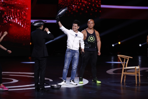 林志颖《加油!向未来》现场挑战“大力士”徒手掰弯铁锅