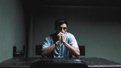 在《罪夜之奔》中，里兹·阿迈德扮演的纳兹，被认定为一场离奇凶案的犯罪嫌疑人