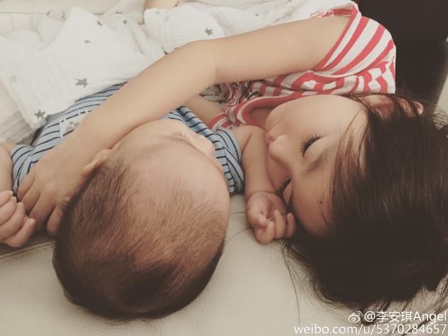 奥莉和弟弟睡觉