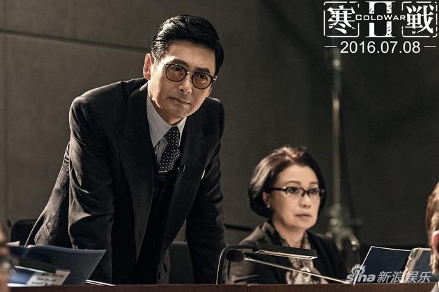 我们借这张剧照看看发哥西装的细节:胸针、领带等