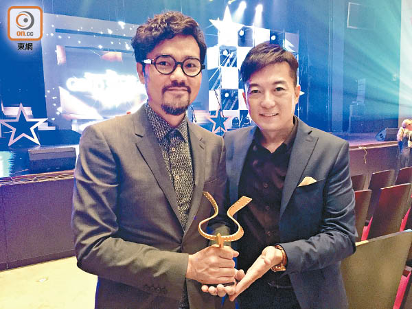 何纬丰替拿奖的林家栋（左）高兴。