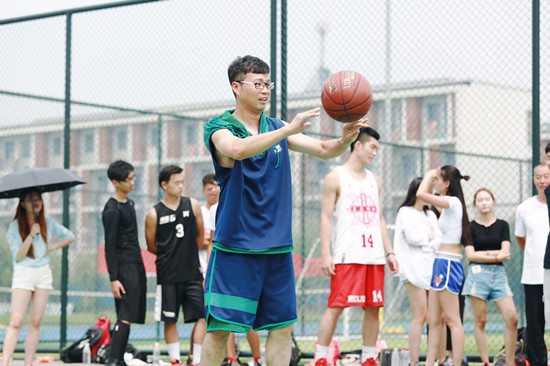 王迅苦练篮球技能