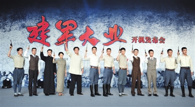 昨日开机现场,首批公布的演员均带装出席(左起:马天宇、于和伟、吴樾、马伊琍、刘烨、朱亚文、欧豪、刘昊然)。