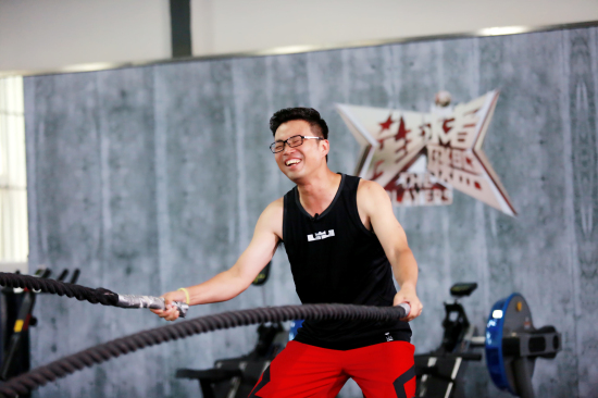 王迅奋力锻炼