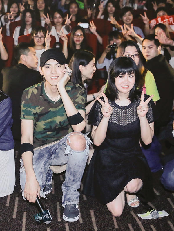 编剧籽月和吴亦凡在影厅和粉丝合影
