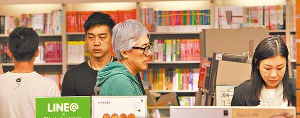 妻子买书，张宇和两个儿子一旁等待